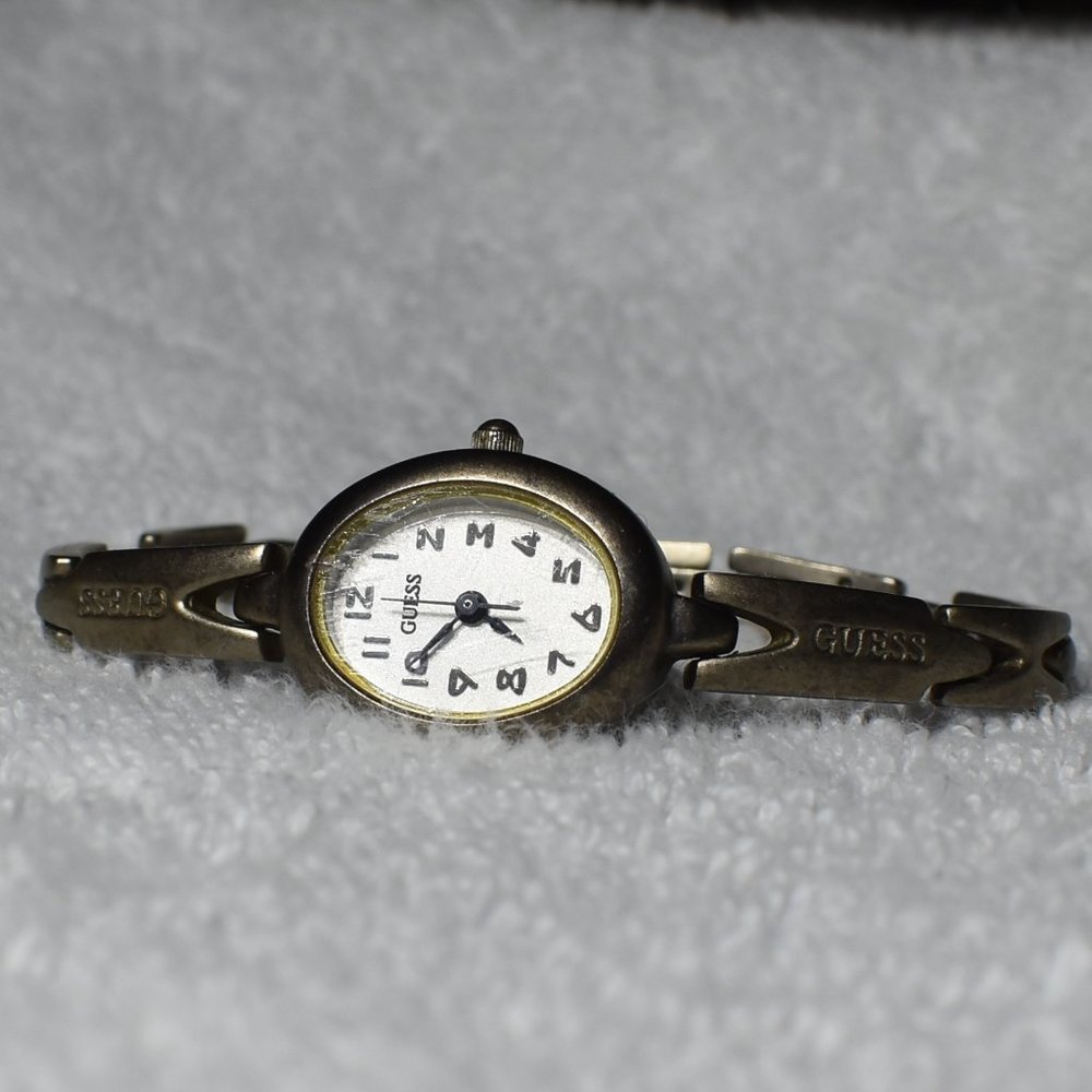 Vintage Guess Titanium Qwartz Watch w/ White Face - Picture 11 of 16